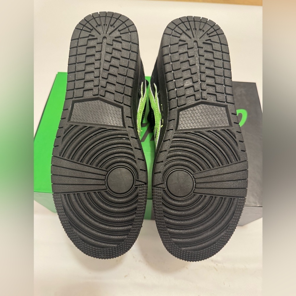 Black and Green  Athletic Shoes - Skateboard style showsthey are a size 8 Men’s - Picture 6 of 9